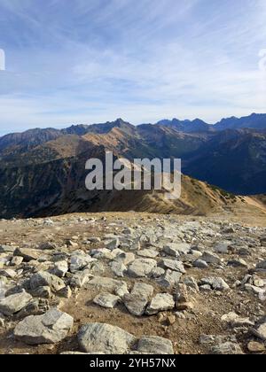 Vues de Kopa Kondracka vers les Tatras slovaques, Slovaquie, révélant de vastes paysages alpins et des sommets lointains Banque D'Images