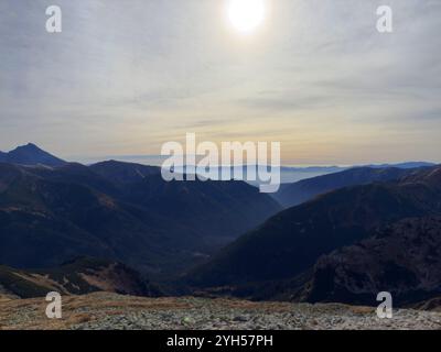 Vues de Kopa Kondracka vers les Tatras slovaques, Slovaquie, révélant de vastes paysages alpins et des sommets lointains Banque D'Images