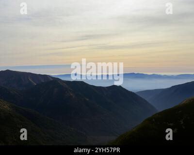 Vues de Kopa Kondracka vers les Tatras slovaques, Slovaquie, révélant de vastes paysages alpins et des sommets lointains Banque D'Images