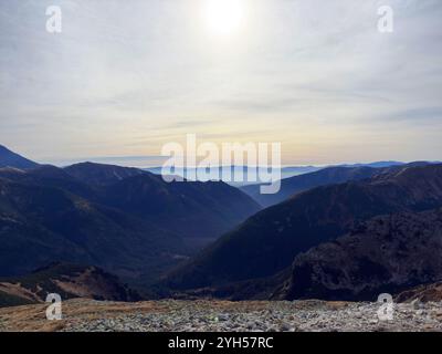 Vues de Kopa Kondracka vers les Tatras slovaques, Slovaquie, révélant de vastes paysages alpins et des sommets lointains Banque D'Images