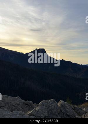 Mont Giewont avec une croix à son sommet pendant le coucher du soleil, montagnes Tatra, Pologne, capturant la beauté de la silhouette de la montagne contre un SK coloré Banque D'Images