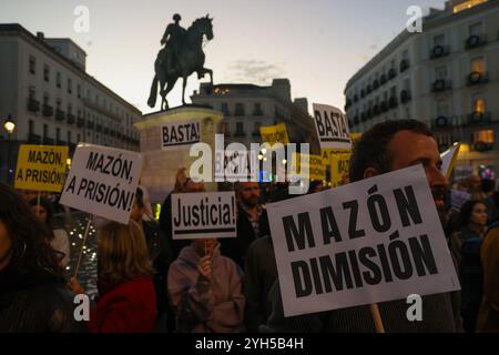 Madrid, Espagne. 10 novembre 2024. Des dizaines de personnes se sont rassemblées à la Puerta del sol à Madrid pour se joindre aux manifestations qui ont été convoquées en Espagne pour ce 9 novembre pour exiger la démission du président de la Generalitat Valenciana, Carlos Mazón, accusé de mauvaise gestion lors de la DANA qui a frappé la région le 29 octobre et qui à ce jour a coûté la vie à plus de 200 personnes. Crédit : D. Canales Carvajal/Alamy Live News Banque D'Images