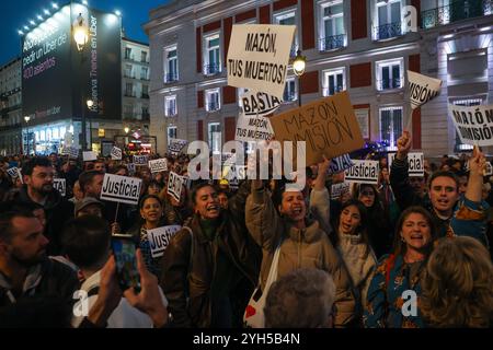 Madrid, Espagne. 10 novembre 2024. Des dizaines de personnes se sont rassemblées à la Puerta del sol à Madrid pour se joindre aux manifestations qui ont été convoquées en Espagne pour ce 9 novembre pour exiger la démission du président de la Generalitat Valenciana, Carlos Mazón, accusé de mauvaise gestion lors de la DANA qui a frappé la région le 29 octobre et qui à ce jour a coûté la vie à plus de 200 personnes. Crédit : D. Canales Carvajal/Alamy Live News Banque D'Images
