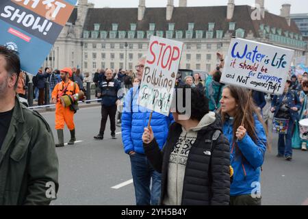 La marche pour l'eau potable dans le centre de Londres dimanche 3 novembre 2024 dans le centre de Londres Banque D'Images