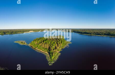 Vue aérienne de dessus de l'île dans la soirée d'été pendant les nuits blanches. Rivière du lac Vuoksa et système de canaux fuyant en Finlande et en Russie se jetant dans Lado Banque D'Images