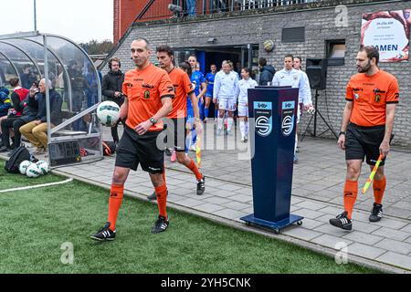 L'arbitre Kan Krieken entrant sur le terrain photographié avant un match de football féminin entre les KRC Genk Ladies et le RSC Anderlecht le 9ème jour de la saison 2024 - 2025 de la Super League belge Lotto Womens, le samedi 9 novembre 2024 à Genk, BELGIQUE . Crédit : Sportpix/Alamy Live News Banque D'Images