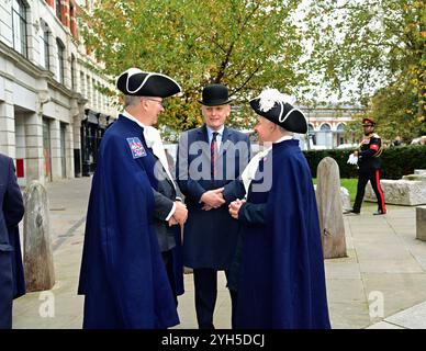 LONDRES, ROYAUME-UNI. 9 novembre 2024. La Worshipful Company of Feltmakers, Zunft zur Waag et le ZURICH City police Band assistent au défilé Lord Mayor's Show en 2024 à Londres, au Royaume-Uni. (Photo de 李世惠/Voir Li/Picture Capital) crédit : Voir Li/Picture Capital/Alamy Live News Banque D'Images