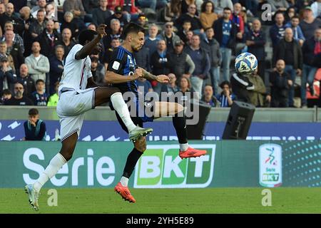 Ebenezer Ajodun Akinsanmiro (Sampdoria) et Marius Marin (Pise) se battent pour le ballon lors de l'AC Pisa vs UC Sampdoria, match de football italien Serie B à Pise, Italie, le 09 novembre 2024 Banque D'Images