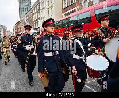 LONDRES, ROYAUME-UNI. 9 novembre 2024. La Worshipful Company of Feltmakers, Zunft zur Waag et le ZURICH City police Band assistent au défilé Lord Mayor's Show en 2024 à Londres, au Royaume-Uni. (Photo de 李世惠/Voir Li/Picture Capital) crédit : Voir Li/Picture Capital/Alamy Live News Banque D'Images