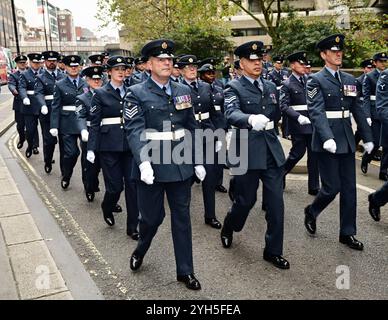 LONDRES, ROYAUME-UNI. 9 novembre 2024. La Worshipful Company of Feltmakers, Zunft zur Waag et le ZURICH City police Band assistent au défilé Lord Mayor's Show en 2024 à Londres, au Royaume-Uni. (Photo de 李世惠/Voir Li/Picture Capital) crédit : Voir Li/Picture Capital/Alamy Live News Banque D'Images