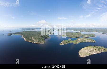 Vue aérienne de dessus de l'île Kilpola envahie par des arbres clairsemés en été jour ensoleillé. Lac Skerries Ladoga composé de 650 îles rocheuses et falaise abrupte Banque D'Images