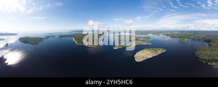 Vue aérienne de dessus de l'île Kilpola envahie par des arbres clairsemés en été jour ensoleillé. Lac Skerries Ladoga composé de 650 îles rocheuses et falaise abrupte Banque D'Images