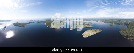 Vue aérienne de dessus de l'île Kilpola envahie par des arbres clairsemés en été jour ensoleillé. Lac Skerries Ladoga composé de 650 îles rocheuses et falaise abrupte Banque D'Images
