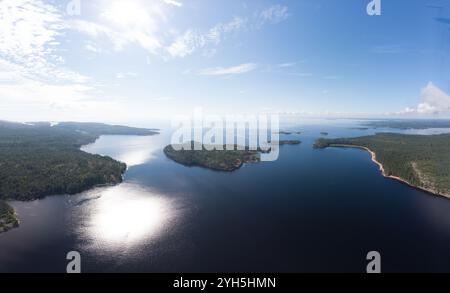 Vue aérienne de dessus de l'île Kilpola envahie par des arbres clairsemés en été jour ensoleillé. Lac Skerries Ladoga composé de 650 îles rocheuses et falaise abrupte Banque D'Images