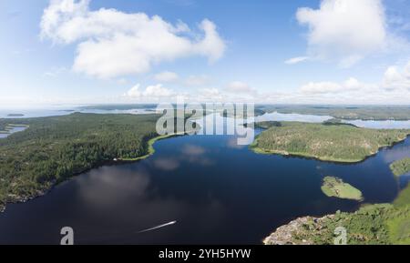 Vue aérienne de dessus de l'île Kilpola envahie par des arbres clairsemés en été jour ensoleillé. Lac Skerries Ladoga composé de 650 îles rocheuses et falaise abrupte Banque D'Images