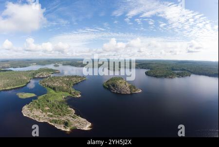 Vue aérienne de dessus de l'île Kilpola envahie par des arbres clairsemés en été jour ensoleillé. Lac Skerries Ladoga composé de 650 îles rocheuses et falaise abrupte Banque D'Images