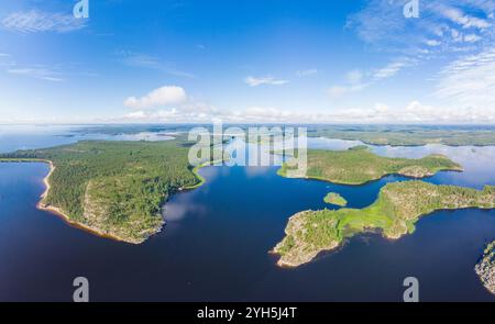 Vue aérienne de dessus de l'île Kilpola envahie par des arbres clairsemés en été jour ensoleillé. Lac Skerries Ladoga composé de 650 îles rocheuses et falaise abrupte Banque D'Images