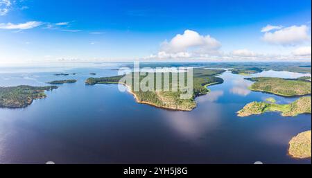 Vue aérienne de dessus de l'île Kilpola envahie par des arbres clairsemés en été jour ensoleillé. Lac Skerries Ladoga composé de 650 îles rocheuses et falaise abrupte Banque D'Images
