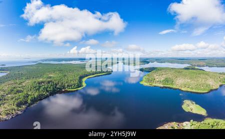 Vue aérienne de dessus de l'île Kilpola envahie par des arbres clairsemés en été jour ensoleillé. Lac Skerries Ladoga composé de 650 îles rocheuses et falaise abrupte Banque D'Images