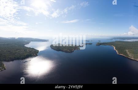 Vue aérienne de dessus de l'île Kilpola envahie par des arbres clairsemés en été jour ensoleillé. Lac Skerries Ladoga composé de 650 îles rocheuses et falaise abrupte Banque D'Images