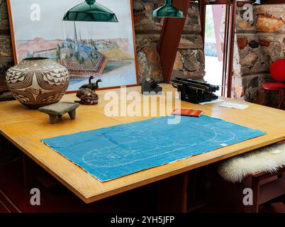 Vue intérieure ; table à dessin & dessins ; Frank Lloyd Wright's ; Taliesin West ; Scottsdale ; Arizona; ÉTATS-UNIS Banque D'Images