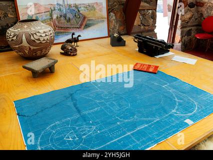 Vue intérieure ; table à dessin & dessins ; Frank Lloyd Wright's ; Taliesin West ; Scottsdale ; Arizona; ÉTATS-UNIS Banque D'Images