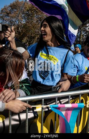 New York, NY, États-Unis. 09 novembre 2024. Des manifestants sont venus exprimer leur soutien aux immigrants à New York, NY, le 9 novembre 2024. Make the Road, une organisation progressiste d'immigrants, a organisé un rassemblement pour protester contre Donald Trump et soutenir les droits des immigrants. Le président élu Donald Trump s’est engagé dans le plus grand programme de déportation qui a lieu le premier jour de sa présidence. (Photo de Jonathan Fernandes/Sipa USA) crédit : Sipa USA/Alamy Live News Banque D'Images