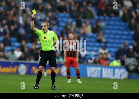 Cardiff, Royaume-Uni. 09 novembre 2024. L'arbitre Gavin Ward montre un carton jaune et réserve un joueur Blackburn (pas en photo). EFL Skybet championnat match, Cardiff City contre Blackburn Rovers au Cardiff City Stadium à Cardiff, pays de Galles, samedi 9 novembre 2024. Cette image ne peut être utilisée qu'à des fins éditoriales. Usage éditorial exclusif, photo par Andrew Orchard/Andrew Orchard photographie sportive/Alamy Live News crédit : Andrew Orchard photographie sportive/Alamy Live News Banque D'Images