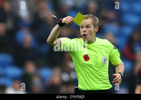 Cardiff, Royaume-Uni. 09 novembre 2024. L'arbitre Gavin Ward montre un carton jaune et réserve un joueur Blackburn (pas en photo). EFL Skybet championnat match, Cardiff City contre Blackburn Rovers au Cardiff City Stadium à Cardiff, pays de Galles, samedi 9 novembre 2024. Cette image ne peut être utilisée qu'à des fins éditoriales. Usage éditorial exclusif, photo par Andrew Orchard/Andrew Orchard photographie sportive/Alamy Live News crédit : Andrew Orchard photographie sportive/Alamy Live News Banque D'Images