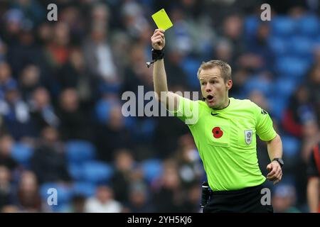 Cardiff, Royaume-Uni. 09 novembre 2024. L'arbitre Gavin Ward montre un carton jaune et réserve un joueur Blackburn (pas en photo). EFL Skybet championnat match, Cardiff City contre Blackburn Rovers au Cardiff City Stadium à Cardiff, pays de Galles, samedi 9 novembre 2024. Cette image ne peut être utilisée qu'à des fins éditoriales. Usage éditorial exclusif, photo par Andrew Orchard/Andrew Orchard photographie sportive/Alamy Live News crédit : Andrew Orchard photographie sportive/Alamy Live News Banque D'Images