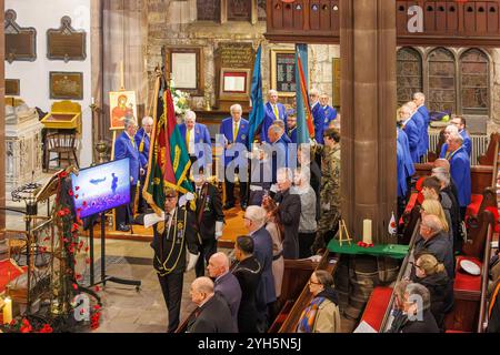 Warrington, Cheshire, Angleterre, Royaume-Uni. 09 novembre 2024. Le festival annuel du souvenir a lieu à l'intérieur de l'église paroissiale St Elphin. Ce fut une soirée pour se souvenir et honorer le service et le sacrifice de nos forces armées dans les conflits mondiaux. Un défilé d'étalons a été effectué par des cadets et d'anciens militaires. Crédit : John Hopkins/Alamy Live News Banque D'Images