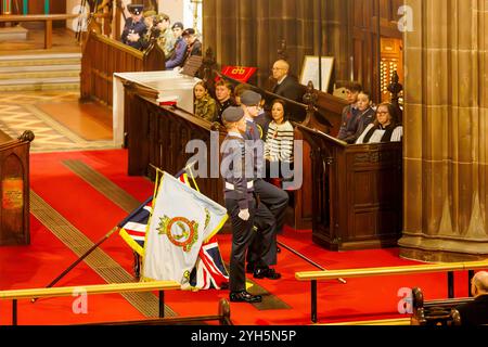 Warrington, Cheshire, Angleterre, Royaume-Uni. 09 novembre 2024. Le festival annuel du souvenir a lieu à l'intérieur de l'église paroissiale St Elphin. Ce fut une soirée pour se souvenir et honorer le service et le sacrifice de nos forces armées dans les conflits mondiaux. Les cadets du Royal Air Force Air Cadets 1330 (Warrington) Squadron s'éloignent de la cérémonie de la tête de tambour. Crédit : John Hopkins/Alamy Live News Banque D'Images