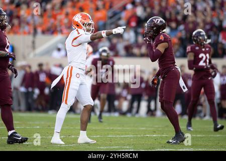 9 novembre 2024 : le receveur des Clemson T.J. Moore (1) célèbre une première descente lors du match de football NCAA entre les Clemson Tigers et les Virginia Tech Hokies au Lane Stadium de Blacksburg, en Virginie. Jonathan Huff/CSM Banque D'Images