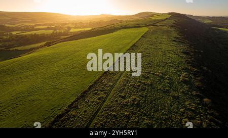 Vue aérienne du coucher du soleil du château de Corfe, un village et une paroisse civile dans le comté anglais du Dorset Banque D'Images