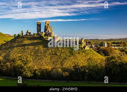 Vue aérienne du coucher du soleil du château de Corfe, un village et une paroisse civile dans le comté anglais du Dorset Banque D'Images