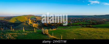 Vue aérienne du coucher du soleil du château de Corfe, un village et une paroisse civile dans le comté anglais du Dorset Banque D'Images