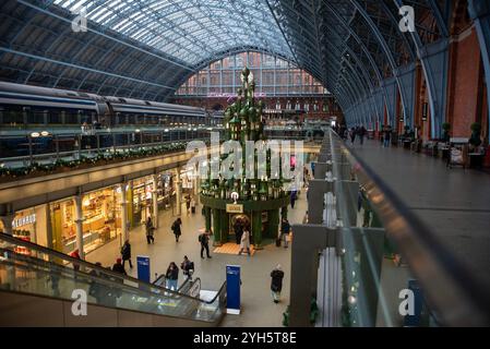 Londres, Angleterre, Royaume-Uni. 9 novembre 2024. Pour créer le sapin de Noël de 11 mètres de haut a pris 4000 heures à 20 artisans. Il a été dévoilé le 4 novembre à la gare internationale de St Pancras. Il s'agit d'une collaboration avec Universal Pictures UK. Le film appelé Wicked sortira dans les cinémas au Royaume-Uni le 22 novembre. (Crédit image : © Krisztian Elek/ZUMA Press Wire) USAGE ÉDITORIAL SEULEMENT! Non destiné à UN USAGE commercial ! Banque D'Images
