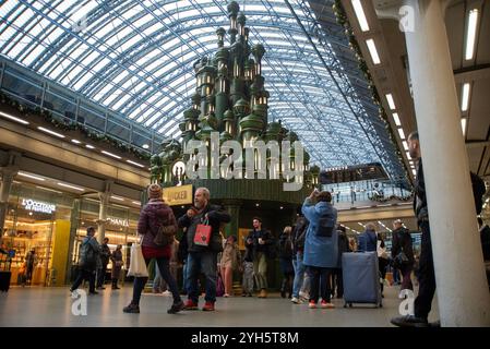 Londres, Angleterre, Royaume-Uni. 9 novembre 2024. Pour créer le sapin de Noël de 11 mètres de haut a pris 4000 heures à 20 artisans. Il a été dévoilé le 4 novembre à la gare internationale de St Pancras. Il s'agit d'une collaboration avec Universal Pictures UK. Le film appelé Wicked sortira dans les cinémas au Royaume-Uni le 22 novembre. (Crédit image : © Krisztian Elek/ZUMA Press Wire) USAGE ÉDITORIAL SEULEMENT! Non destiné à UN USAGE commercial ! Banque D'Images