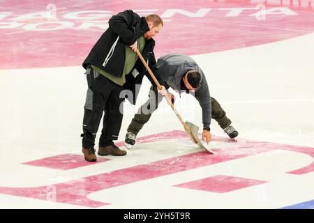 Landshut, Allemagne. 09 novembre 2024. Hockey sur glace : Coupe d'Allemagne, Allemagne - Slovaquie, phase de groupes, jour de match 2. Le jeu est interrompu pendant plus de 45 minutes en raison des dégâts causés par la glace : les maîtres de glace tentent de réparer la glace. Crédit : Daniel Löb/dpa/Alamy Live News Banque D'Images