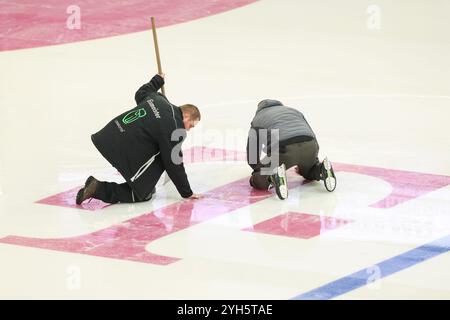 Landshut, Allemagne. 09 novembre 2024. Hockey sur glace : Coupe d'Allemagne, Allemagne - Slovaquie, phase de groupes, jour de match 2. Le jeu est interrompu pendant plus de 45 minutes en raison des dégâts causés par la glace : les maîtres de glace tentent de réparer la glace. Crédit : Daniel Löb/dpa/Alamy Live News Banque D'Images