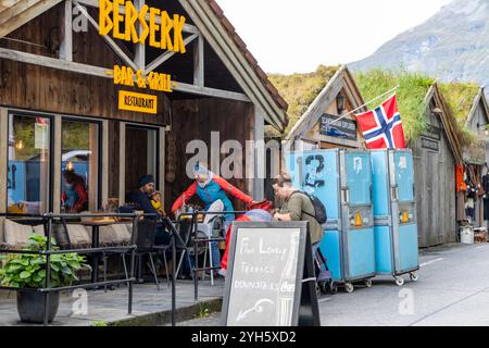 Berserk restaurant et café dans le village de Geiranger à côté de Geraingerfjord dans l'ouest de la Norvège, Europe, 2024 Banque D'Images