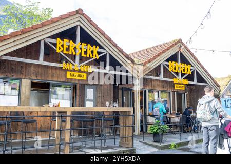 Berserk restaurant et café dans le village de Geiranger à côté de Geraingerfjord dans l'ouest de la Norvège, Europe, 2024 Banque D'Images