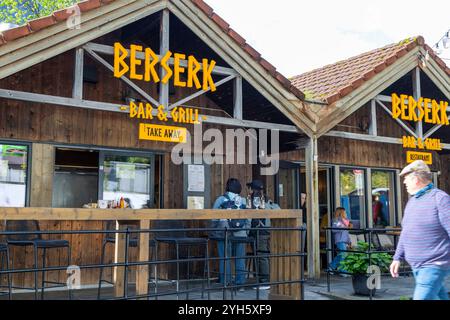 Berserk restaurant et café dans le village de Geiranger à côté de Geraingerfjord dans l'ouest de la Norvège, Europe, 2024 Banque D'Images