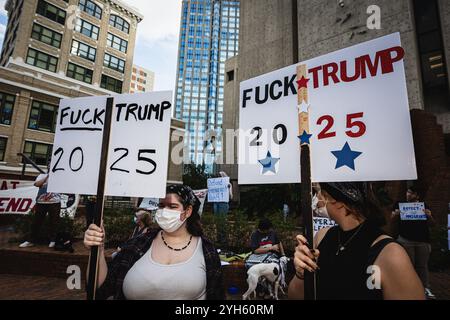 Tampa, Floride, États-Unis. 9 novembre 2024. Une coalition de groupes activistes qui comprend TAARPR (Alliance de Tampa contre la répression raciste et politique) SDS (étudiants pour une société démocratique) et Ocala pour la justice en Palestine se rassemblent sur les marches de la mairie du centre-ville de Tampa pour protester contre l’élection du président élu Donald Trump. (Crédit image : © Dave Decker/ZUMA Press Wire) USAGE ÉDITORIAL SEULEMENT! Non destiné à UN USAGE commercial ! Banque D'Images