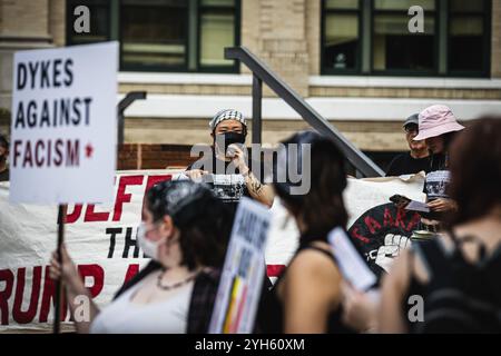 Tampa, Floride, États-Unis. 9 novembre 2024. Une coalition de groupes activistes qui comprend TAARPR (Alliance de Tampa contre la répression raciste et politique) SDS (étudiants pour une société démocratique) et Ocala pour la justice en Palestine se rassemblent sur les marches de la mairie du centre-ville de Tampa pour protester contre l’élection du président élu Donald Trump. (Crédit image : © Dave Decker/ZUMA Press Wire) USAGE ÉDITORIAL SEULEMENT! Non destiné à UN USAGE commercial ! Banque D'Images