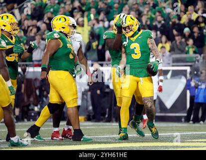 Autzen Stadium, Eugene, OREGON, États-Unis. 9 novembre 2024. Le Tight End des Ducks de l'Oregon Terrance Ferguson (3) marque le touchdown final pour l'Oregon lors du match de football de la NCAA entre les Terrapins du Maryland et les Ducks de l'Oregon au stade Autzen, Eugene, OREGON. Larry C. Lawson/CSM/Alamy Live News Banque D'Images