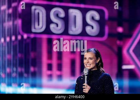 Fernsehmoderatorin Laura Wontorra im diesjährigen finale der Castingshow Deutschland sucht den Superstar . Die RTL-Castingshow Deutschland sucht den Superstar DSDS findet in diesem Jahr zum 21. Etat mal. Köln, 09.11.2024 NRW Deutschland Copyright : xChristophxHardtx Banque D'Images