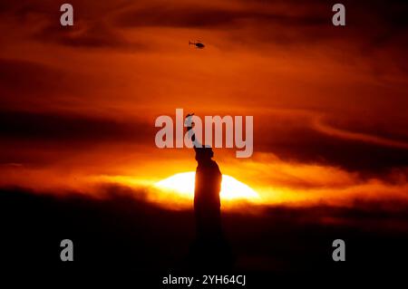 New York, États-Unis. 09 novembre 2024. Le soleil se couche derrière la Statue de la liberté à New York le samedi 9 novembre 2024. Photo de John Angelillo/UPI crédit : UPI/Alamy Live News Banque D'Images