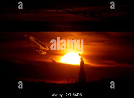New York, États-Unis. 09 novembre 2024. Le soleil se couche derrière la Statue de la liberté à New York le samedi 9 novembre 2024. Photo de John Angelillo/UPI crédit : UPI/Alamy Live News Banque D'Images