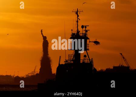 New York, États-Unis. 09 novembre 2024. Le soleil se couche derrière la Statue de la liberté à New York le samedi 9 novembre 2024. Photo de John Angelillo/UPI crédit : UPI/Alamy Live News Banque D'Images